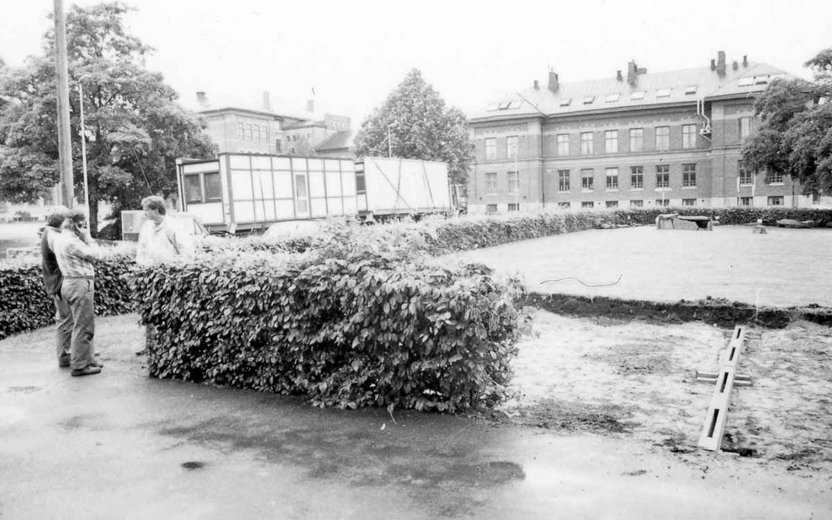 Leverans av två kontorsmoduler den 26 juni 1985.
Foto 1-2 Avvävning av marken.
Foto 3-7 Bakre modulen lyfts av med kran.
Foto 8-15 Främre modulen lyfts på plats.