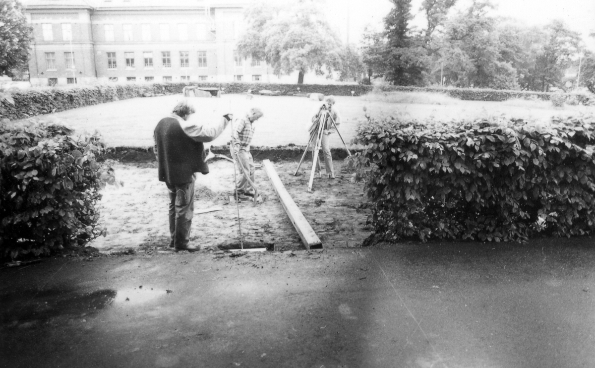 Leverans av två kontorsmoduler den 26 juni 1985.
Foto 1-2 Avvävning av marken.
Foto 3-7 Bakre modulen lyfts av med kran.
Foto 8-15 Främre modulen lyfts på plats.