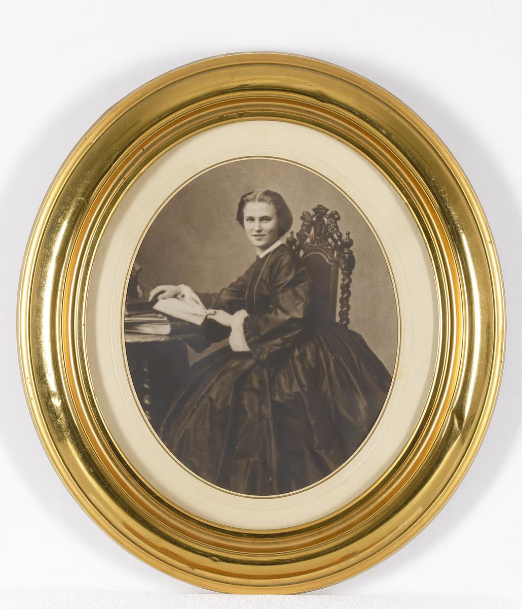 Fotografi, 1860-talet, av Christina Nilsson. Helfigur, sittande. Monterad i oval guldram.

Inskrivet i huvudkatalog 1935.