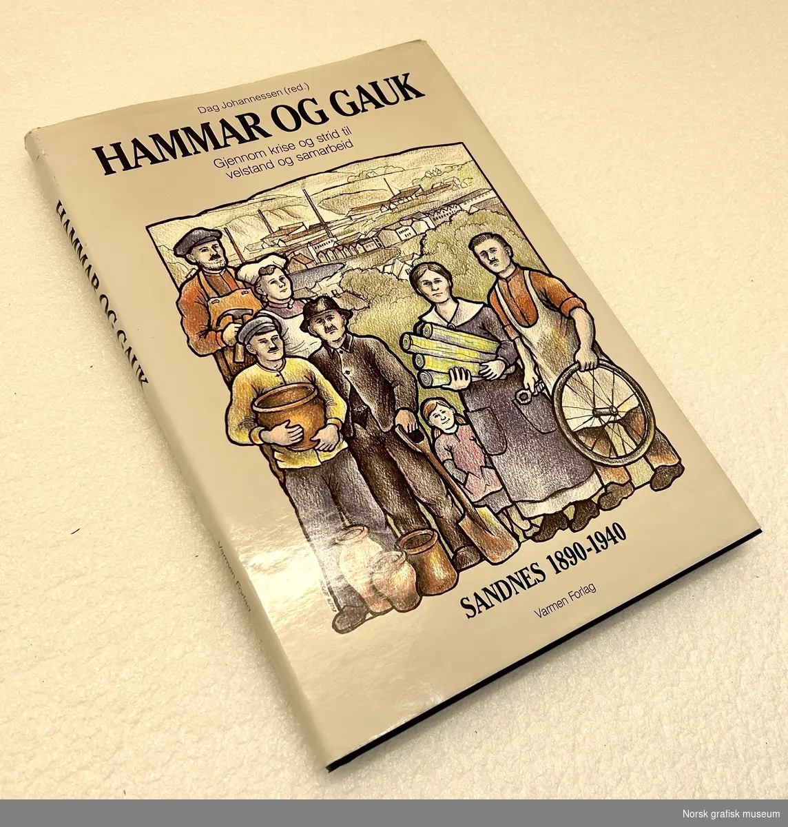 "Hammar og gauk. Gjennom krise og strid til velstand og samarbeid." Red. Dag Johannessen.

Blå skinninnbundet bok med tittel og forlagsnavn i sølv på rygg. Sydd rygg. Hvite og sorte kapitelbånd. Glanset smussomslag med illustrajon og boken tittel.