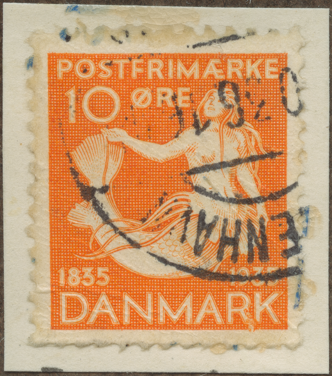 Frimärke ur Gösta Bodmans filatelistiska motivsamling, påbörjad 1950.
Frimärke från Danmark, 1935. Motiv av Sjöjungfrun (Den lille havfrue). 100-årsminne av första utgivning i 1835 av en av H. C. Andersens sagor: "Sjöjungfrun" (dansk originaltitel: Den lille havfrue") Hans Christian Andersen: Dansk sagodiktare: 1805-1875.