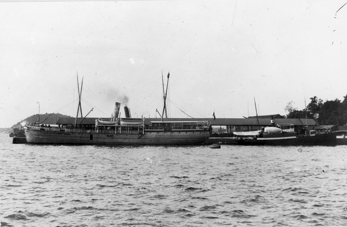 D/S Excellencen (Ex. Excellencen Toll, hjul-D/S Ystad)(b.1859, Motala Varf, Norrköping) (til venstre) og D/S Tvedestrand (til høyre) liggende ved Festningsbryggen i Oslo havn. Hovedøya sees såvidt i bakgrunnen.