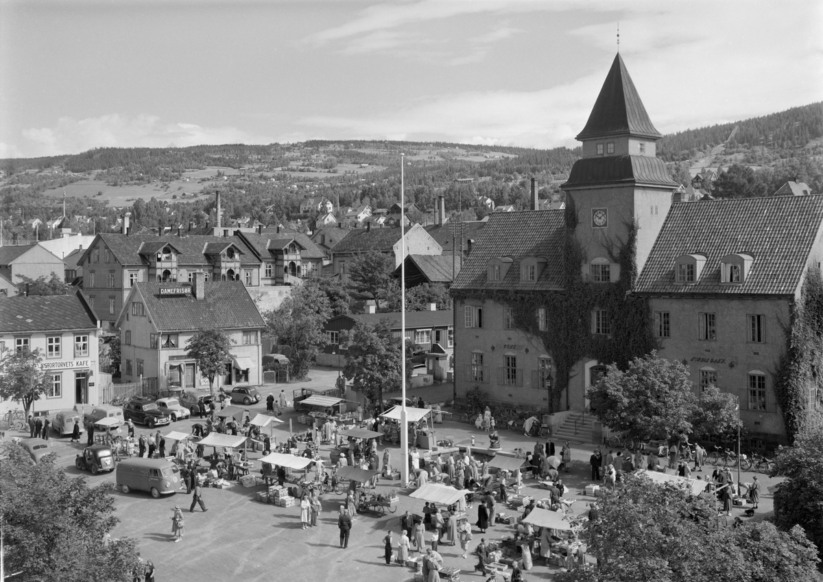 Lillehammer kommune. Stortorget Lillehammer, Torghandlerne med sine små salgsboder utenfor Norges Bank. Stortorvets kafe og en damefrisør "Renè" på nordsiden av torget.