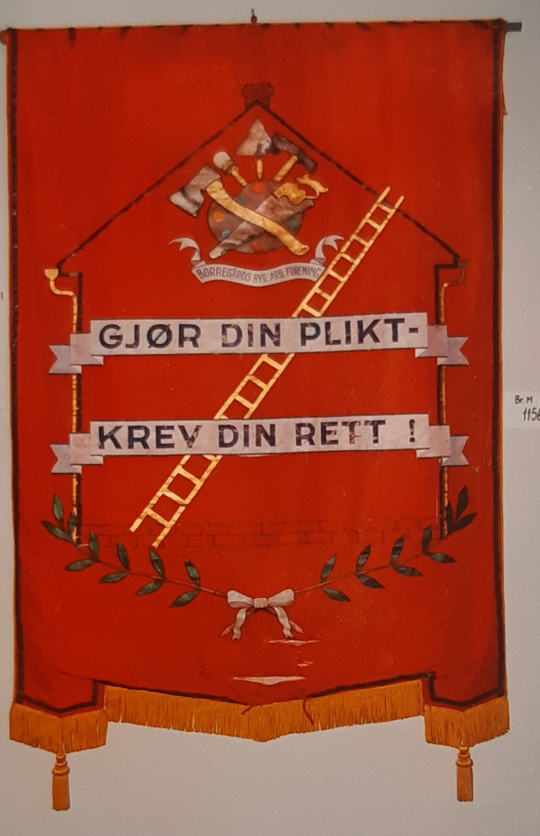 Forside: tre menn i arbeid på et hus, innrammet av ekeløvkrans, redskaper  (murerslev, hammer og pensel) nederst. Bakside: "Hus" m/stige, palett og redskaper. + tekst.