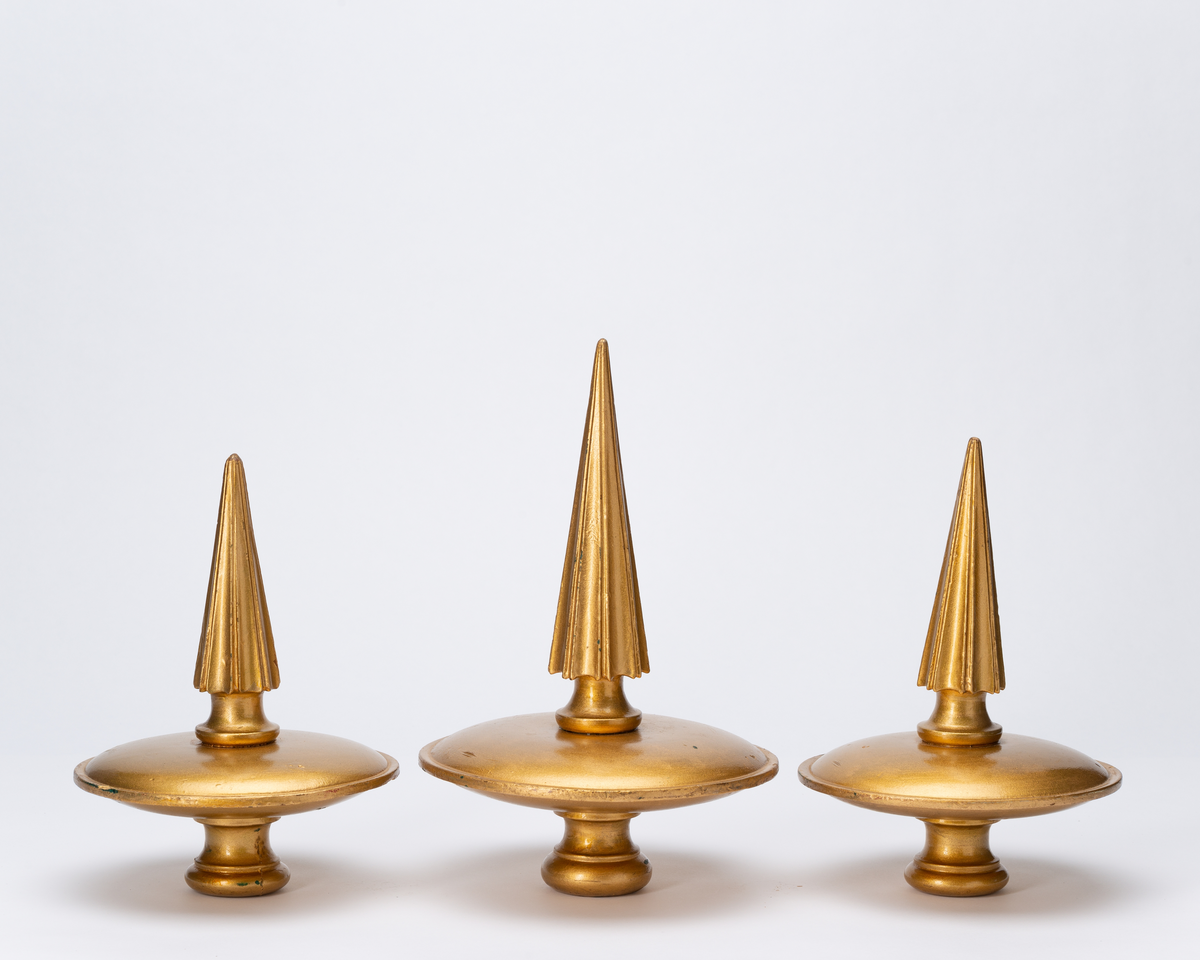 Forside: tre menn i arbeid på et hus, innrammet av ekeløvkrans, redskaper  (murerslev, hammer og pensel) nederst. Bakside: "Hus" m/stige, palett og redskaper. + tekst.