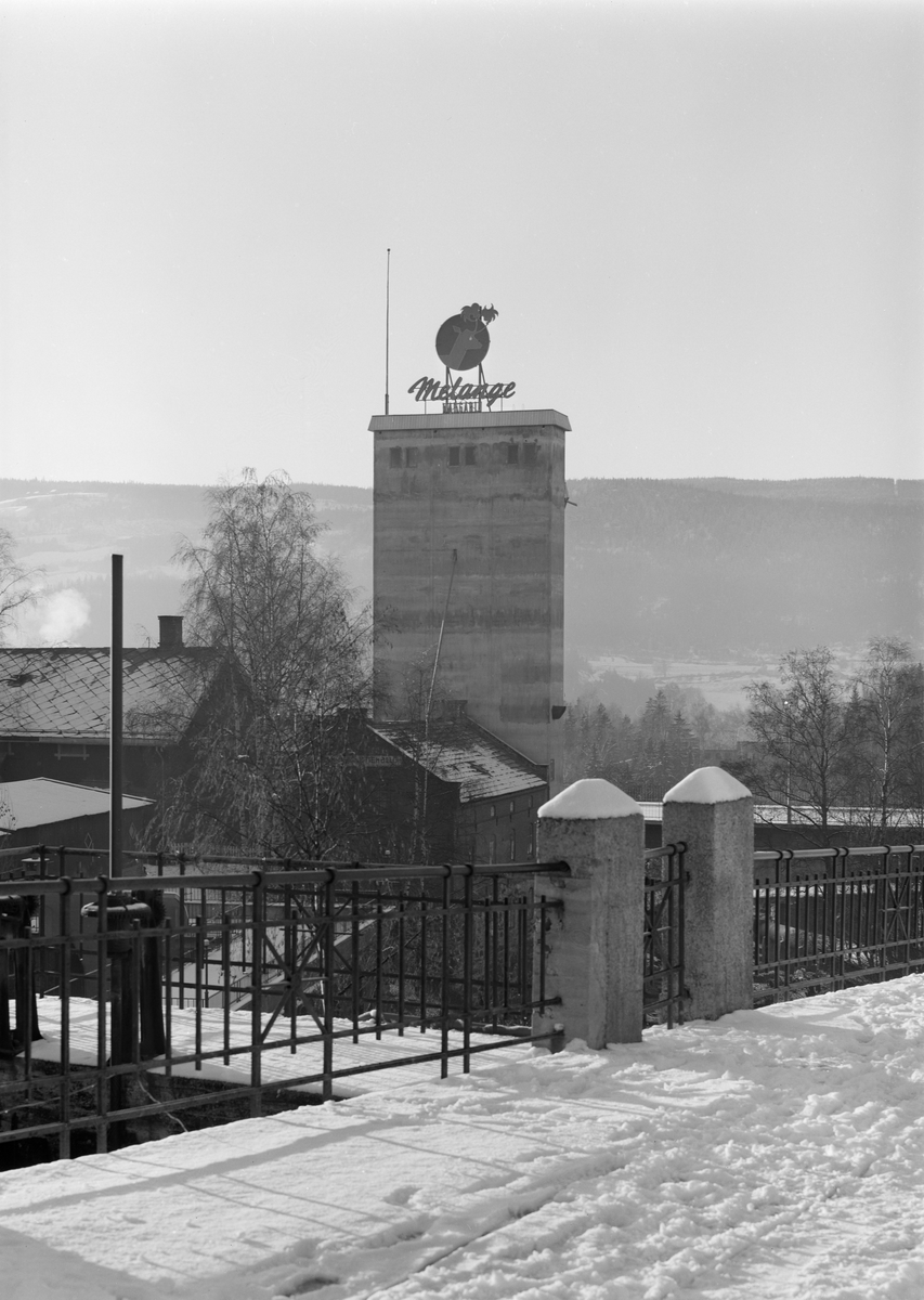 Lillehammer kommune. Lillehammer aktiemølle, Elvegata 12. Stort Melange-skilt på toppen. Vinterbilde