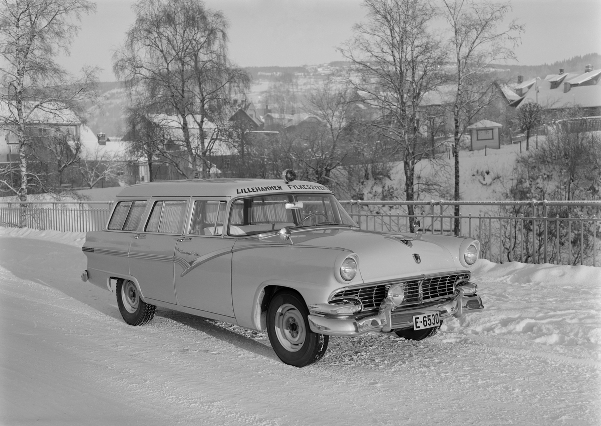 Lillehammer kommune. Lillehammer Fylkessykehus sykebil, E-6530, parkert ved Kirkegatebrua