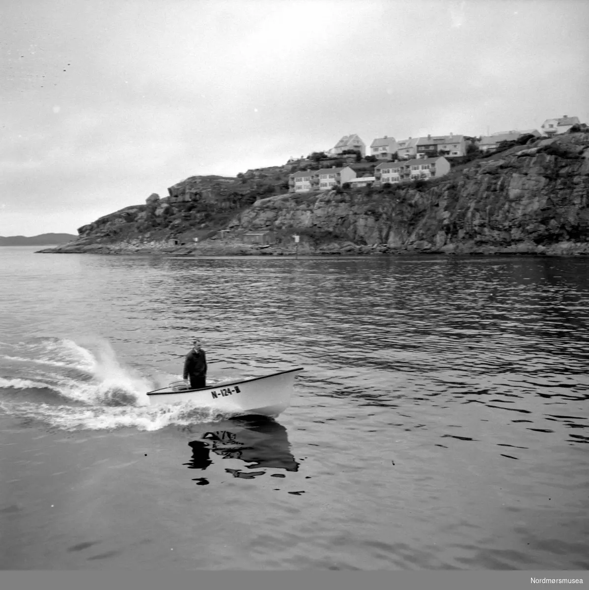 Fotoserie fra Malo Mekaniske Verksted som tester en lettbåt. Det er Nils Williams som er fotograf.