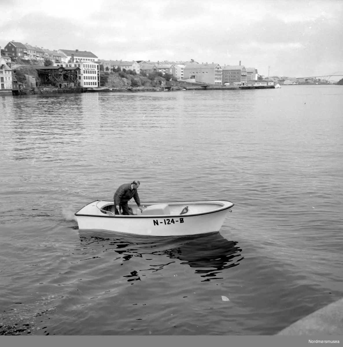 Fotoserie fra Malo Mekaniske Verksted som tester en lettbåt. Det er Nils Williams som er fotograf.