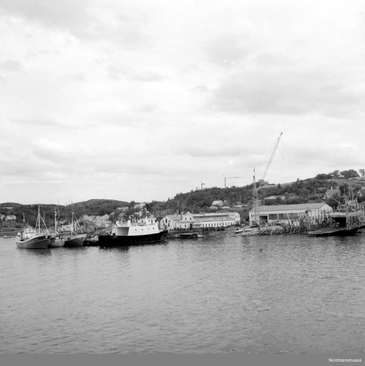 Bilfergen B/F Skjærstad. Det var Sterkoder Mekaniske Verksted A/S som bestilte fotoserien. Fotograf er Nils Williams.