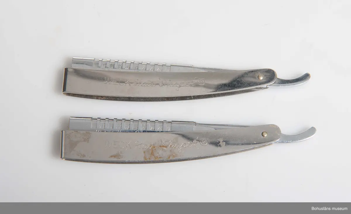 594 Landskap BOHUSLÄN

Rakknivsliknande modell. 5,5 cm långt rakblad i hållare med sågtandad kant. Längdmått anges hopfälld. 
Utfälld 19 cm.

Föremål från Brorssons Damfrisering i Kungshamn, se UM023941.