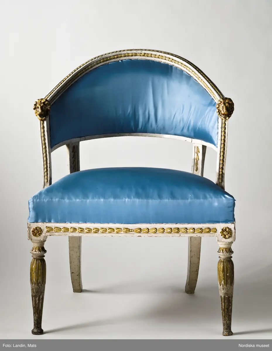 Huvudliggaren:
"Möbel. Bestående af 1 soffa och 6 stolar. 
Ink. af byggmästaren E. A. Boman i Stockholm - 400 kr. Ank. 2/5 1883"
a+) Soffa
b-g) 6 st stolar.