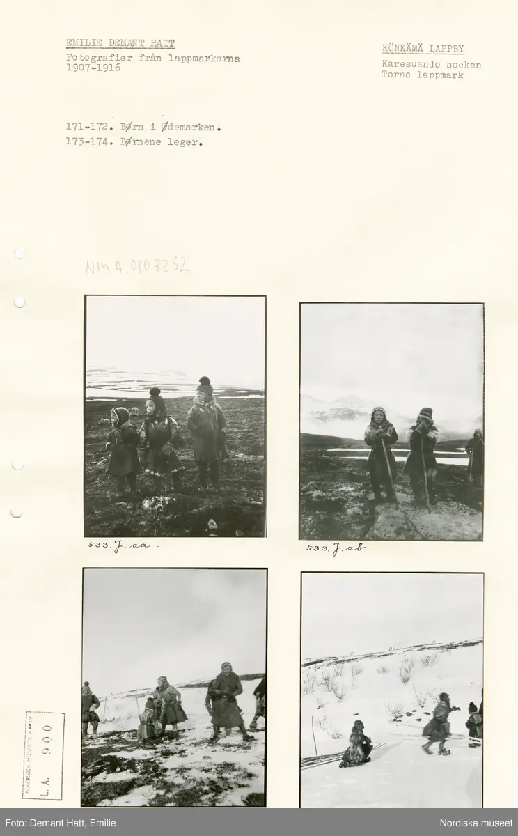 Arkivark med monterade fotografier tagna av Emilie Demant Hatt. Bilderna ingår i en serie fotografier tagna i Lappland, Sapmi mellan åren 1907 och 1916.