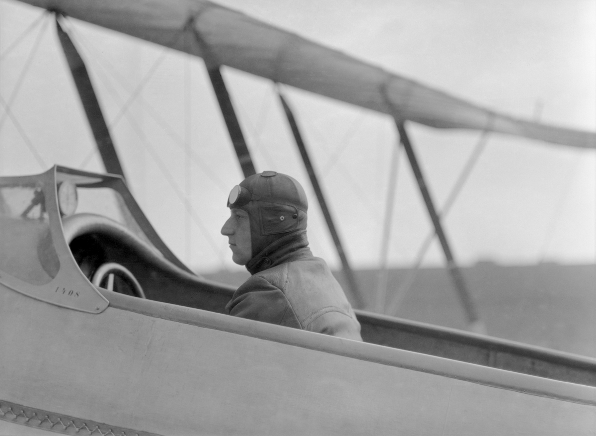 Edmund Sparmann i förarsits på militärt flygplan tillhörande Österrike-Ungern under första världskriget. Vy från sidan, närbild