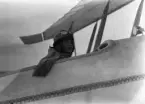 Flygare från Österrike-Ungern i flygplan. Vy från sidan, närbild.
