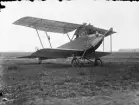 Flygaren Edmund Sparmann på förarplats i militärt flygplan Albatros tillhörande Österrike-Ungern, under första världskriget. Översiktsbild