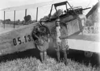 Gruppfoto av två militära flygare från Österrike-Ungern framför militärt flygplan Hansa Brandenburg B.I märkt 05.13. Mannen till höger är Edmund Sparmann. Vy från sidan.