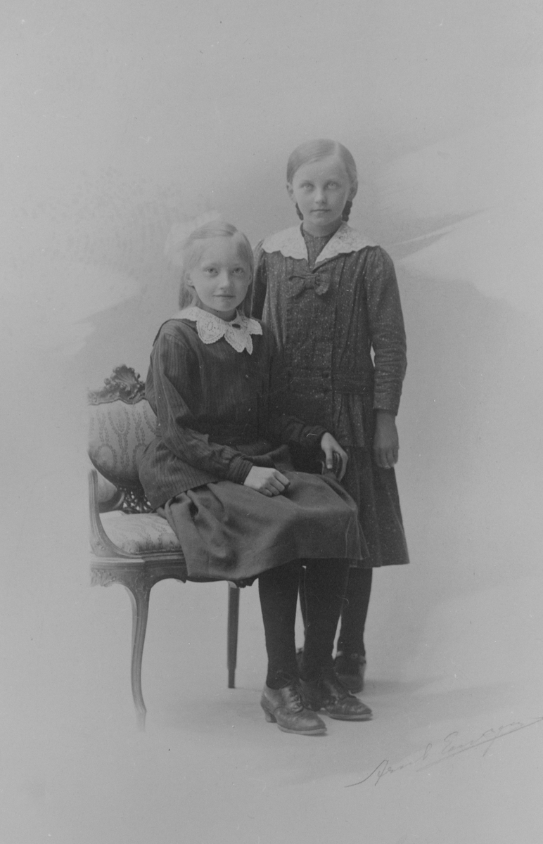 Portrett av Ingrid Hegeberg Jenssen (høyre) og Astrid Hestnes (venstre)