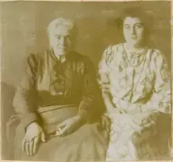 Motivet viser et portrett av Florentine Rostin og farmor Pau