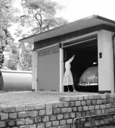 villa Giertz
Exteriör, kvinna vid garage med bil, stengrund 