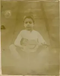 Motivet viser Nicolaj Rostin som holder en fiolin. Han sitte