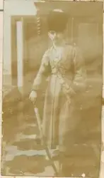 Motivet viser en ung mann i russisk uniform. Han bærer en ko