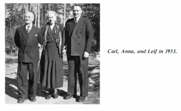 Gammelt foto fra 1953, To menn i mørk dress, og kvinne i sort kjole