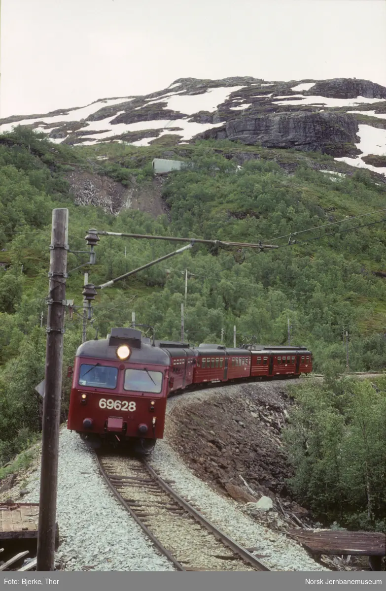 To motorvognsett type 69 med styrevogn BS 69 628 fremst i tog 1887 mellom Vatnahalsen og Reinunga  på Flåmsbana