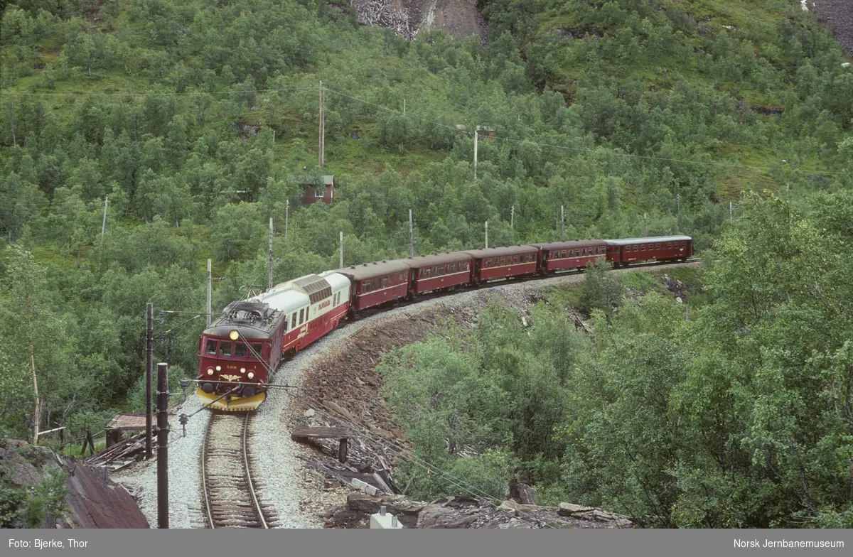 Elektrisk lokomotiv El 11 2092 med tog 1889 mellom Vatnahalsen og Reinunga Flåmsbana med panoramavogn fra tyske Reisebüro Mittelthurgau bak lokomotivet