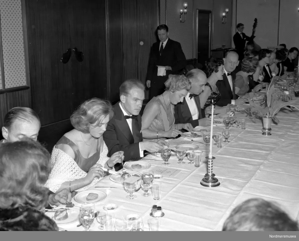 Festlig tilstelning i Tannlegeforeningen i 1961. Trolig i Kristiansund. Fotograf er Nils Williams.