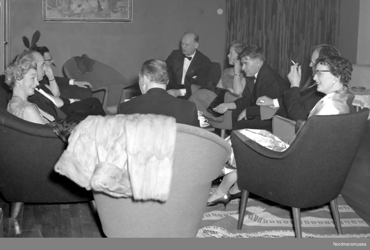 Festlig tilstelning i Tannlegeforeningen i 1961. Trolig i Kristiansund. Fotograf er Nils Williams.