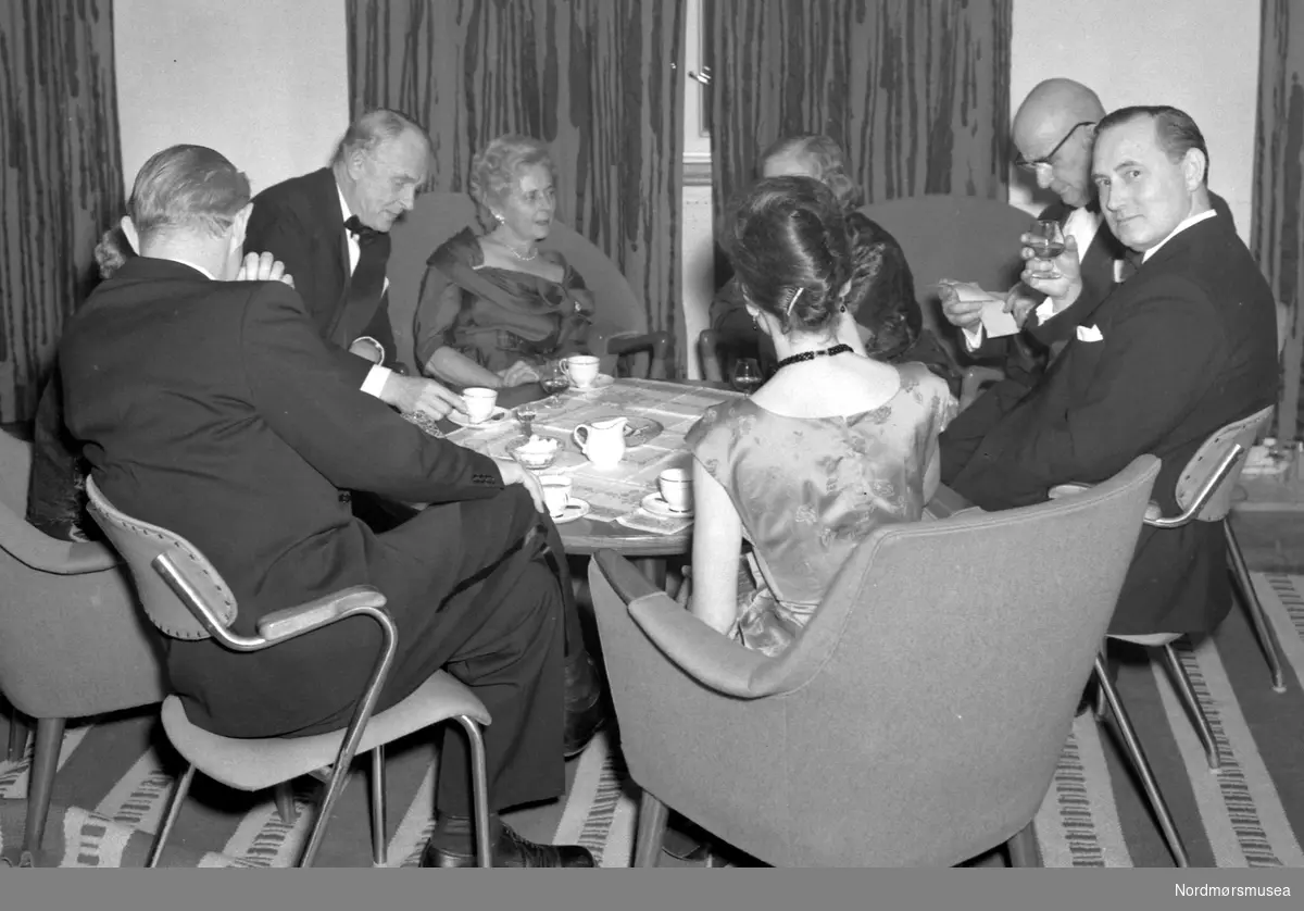 Festlig tilstelning i Tannlegeforeningen i 1961. Trolig i Kristiansund. Fotograf er Nils Williams.