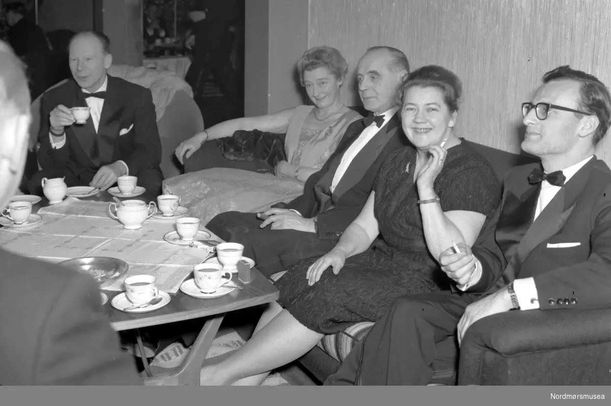 Festlig tilstelning i Tannlegeforeningen i 1961. Trolig i Kristiansund. Fotograf er Nils Williams.