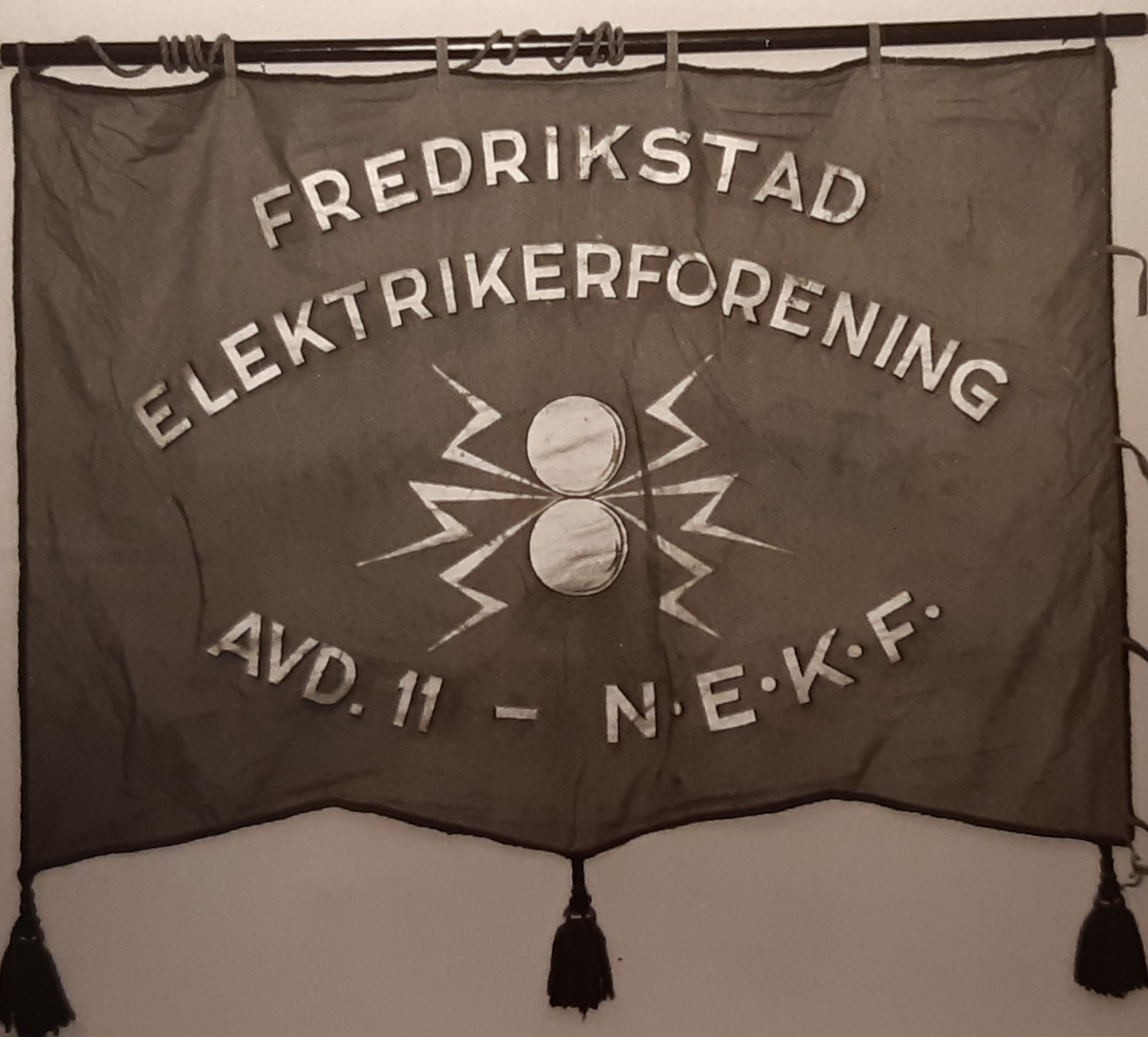 2 kuler og lyn + tekst. Likt motiv begge sider.