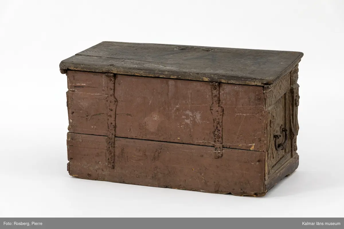 KLM 17680. Kista. Av ek. Framsidan och gavlarna är rikt skulpterade med sniderier i relief. På framsidan i vänstra fältet en framställning av bebådelsen, i det högra herdarnas tillbedjan. Kistan har rester av bemålning i bl.a. rött, vitt, gult, blått och svart. Baksidan utan sniderier samt brunmålad. Platt lock med stora målade bokstäver: Z A /. På gavlarna smidda handtag av järn. Ena gavelns spegel är lös.