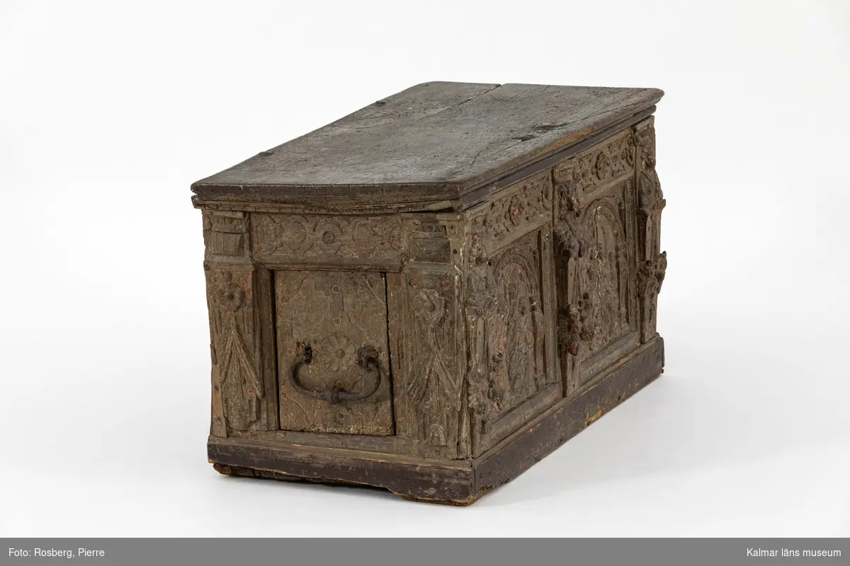 KLM 17680. Kista. Av ek. Framsidan och gavlarna är rikt skulpterade med sniderier i relief. På framsidan i vänstra fältet en framställning av bebådelsen, i det högra herdarnas tillbedjan. Kistan har rester av bemålning i bl.a. rött, vitt, gult, blått och svart. Baksidan utan sniderier samt brunmålad. Platt lock med stora målade bokstäver: Z A /. På gavlarna smidda handtag av järn. Ena gavelns spegel är lös.