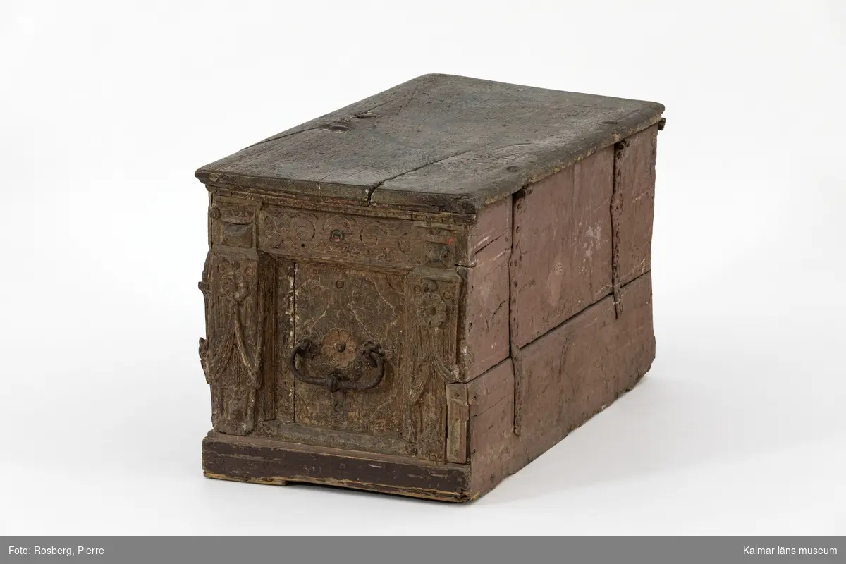 KLM 17680. Kista. Av ek. Framsidan och gavlarna är rikt skulpterade med sniderier i relief. På framsidan i vänstra fältet en framställning av bebådelsen, i det högra herdarnas tillbedjan. Kistan har rester av bemålning i bl.a. rött, vitt, gult, blått och svart. Baksidan utan sniderier samt brunmålad. Platt lock med stora målade bokstäver: Z A /. På gavlarna smidda handtag av järn. Ena gavelns spegel är lös.