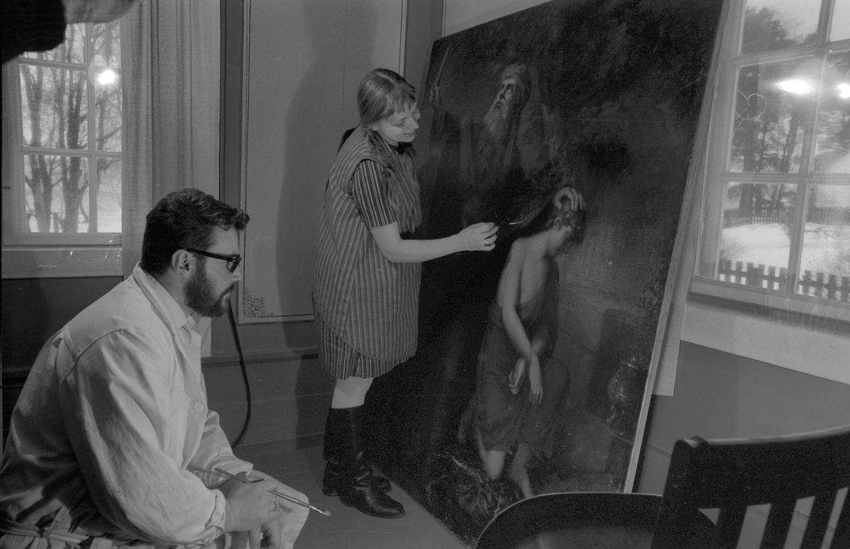 Hamar, Hedmarksmuseet og Domkirkeodden, teknisk konservator Gun Barbro Løken og Truls Magnus Løken renser et maleri, konserverer,