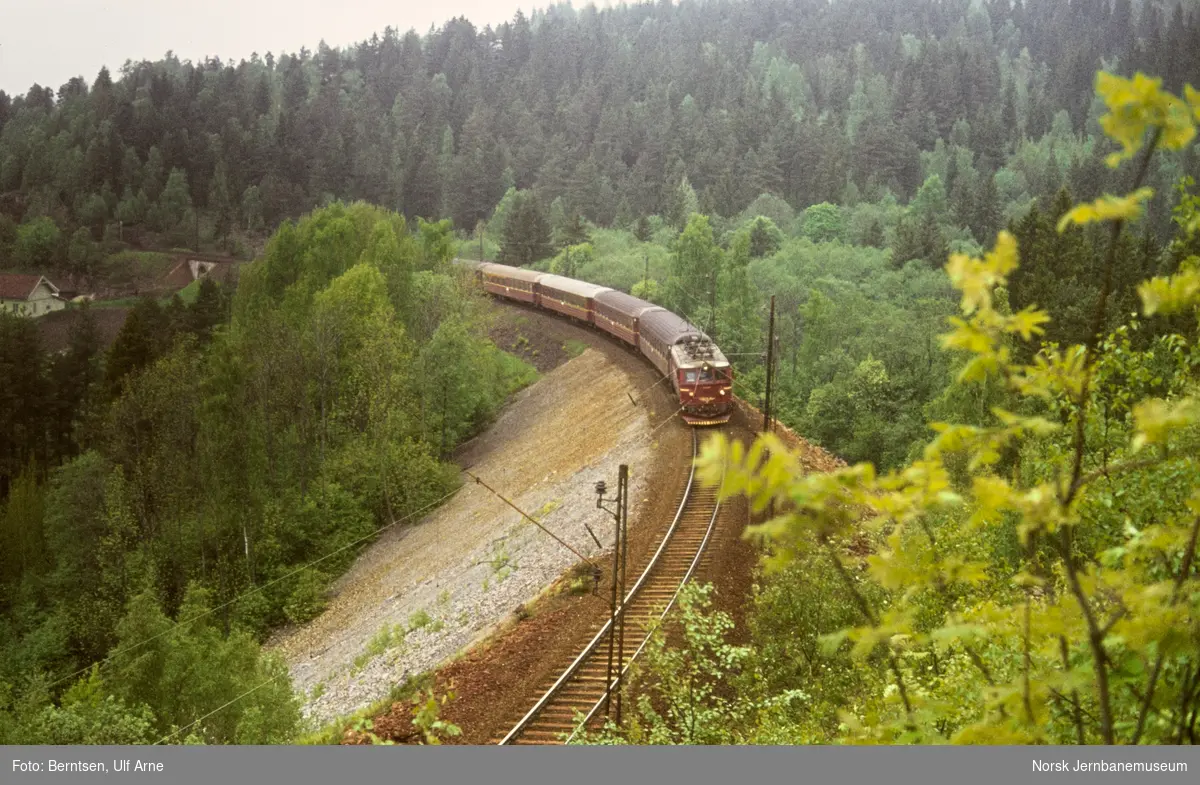 Elektrisk lokomotiv El 13 med ekspresstog fra Kristiansand, tog 72, i Lieråsen mellom Lier og Spikkestad stasjoner