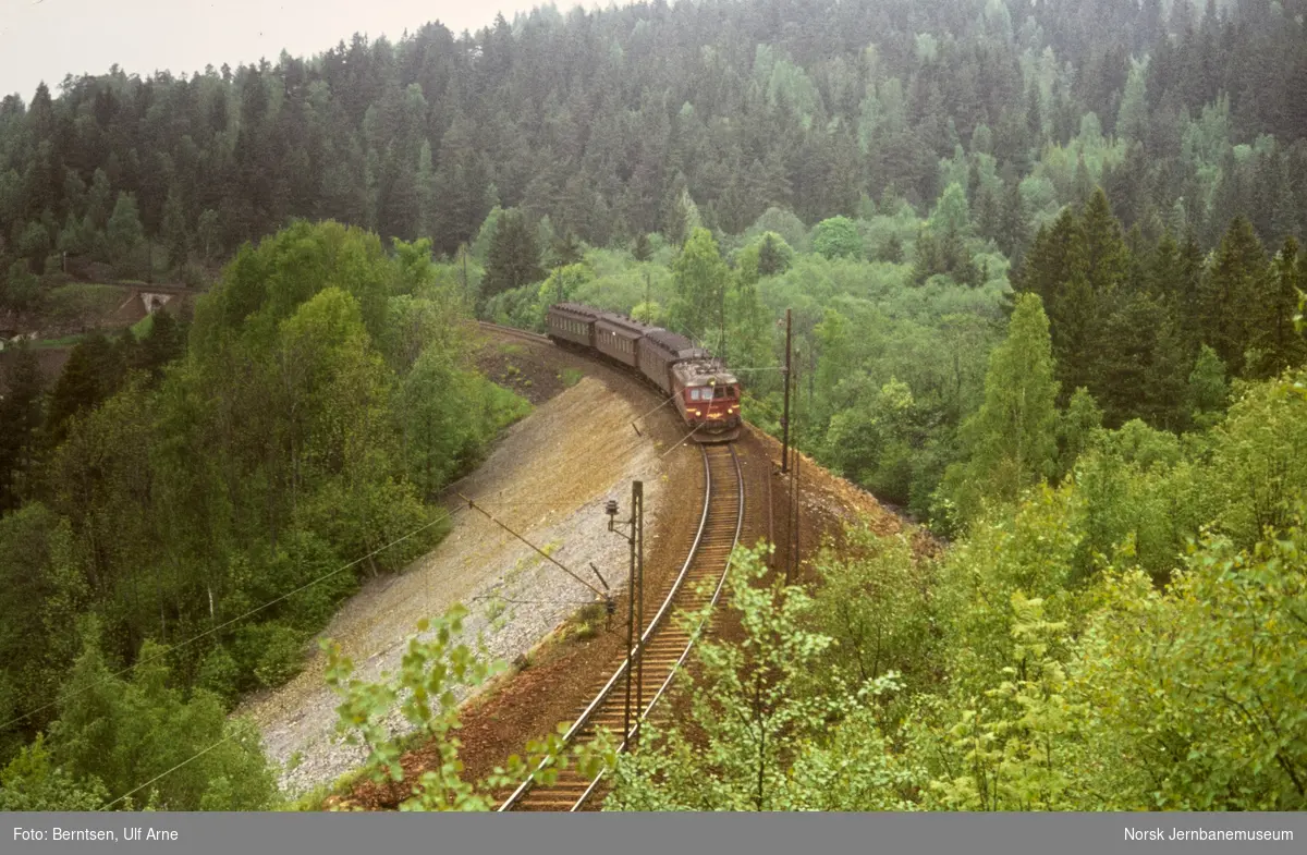 Elektrisk lokomotiv El 11 med persontog fra Kongsberg til Oslo V i Lieråsen mellom Lier og Spikkestad stasjoner