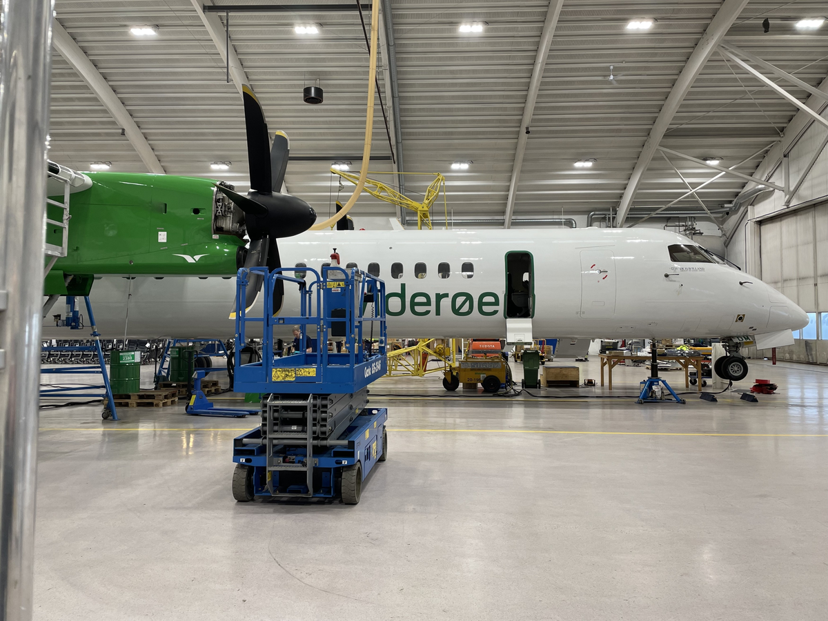 En av Widerøes Dash 8-400 inn til teknisk ettersyn i hangar 1 i Bodø. 