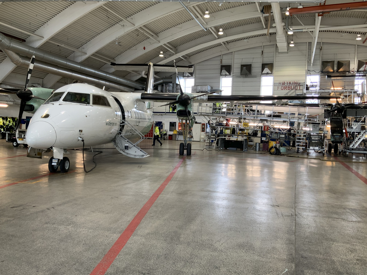 En av Widerøes Dash 8-100 inn til daglig vedlikehold og ettersyn i hangar 1.