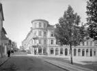 Storgatan i Linköping 1903 med en koncentration av butiker utmed gatans löp mot Stora torget. Den dominerande byggnaden är även för dagens betraktare lätt igenkännlig som Östgötabankens monumentala borg. Annat att notera kan vara att den korsande S:t Larsgatan i och för sig var utlagd till hela sin nuvarande längd, men att stråket härifrån och söderut (till vänster i bilden) ännu närmast var att betrakta som en smal gränd.