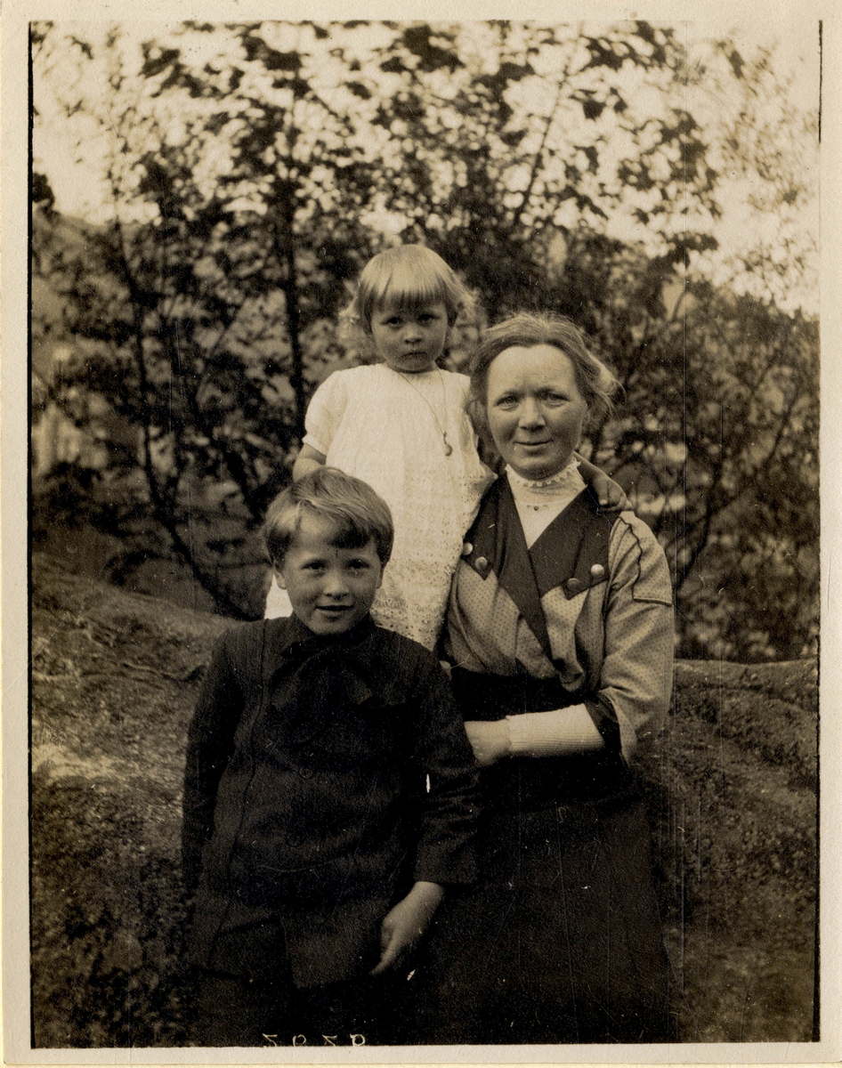Utendørs portrett av Kvinne med to barn.