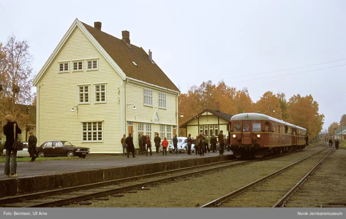 Utfluktstog til Skreia for Norsk Jernbaneklubb på Lena stasjon med styrevogn BDFS 86 65 og motorvogn BM 86.09