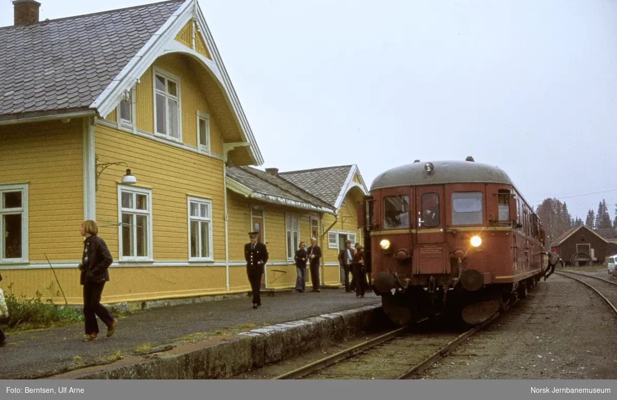 Utfluktstog til Skreia for Norsk Jernbaneklubb på Bøverbru stasjon med styrevogn BDFS 86 65 og motorvogn BM 86.09