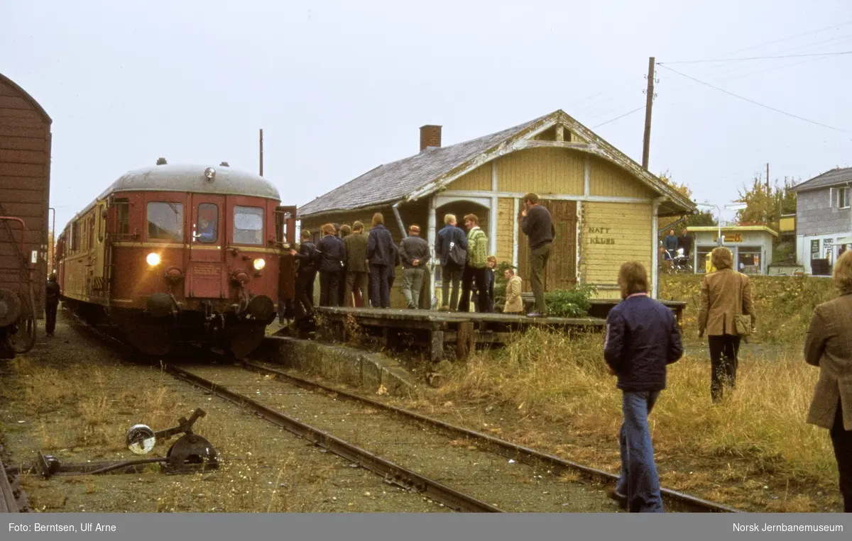 Utfluktstog til Skreia for Norsk Jernbaneklubb på Bilitt stoppested med styrevogn BDFS 86 65 og motorvogn BM 86.09