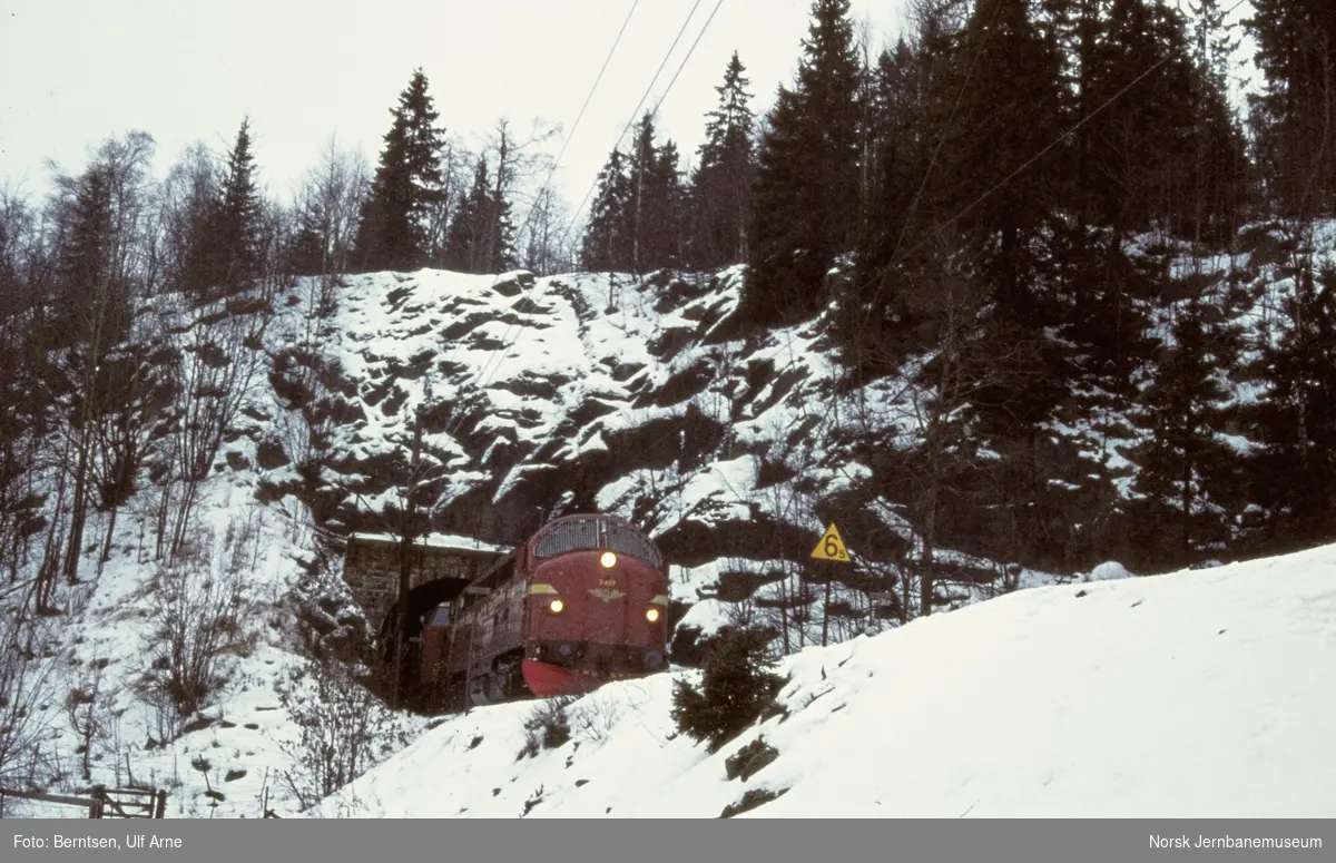 Diesellokomotiv Di 3 627 og Di 2 ved Movatn tunnel mellom Movatn og Nittedal stasjoner på Gjøvikbanen