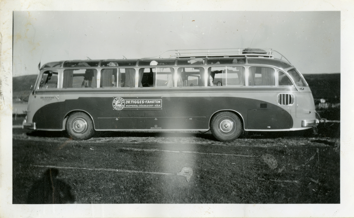 Tysk buss på campingplassen/pensjonatet i Olderfjord.