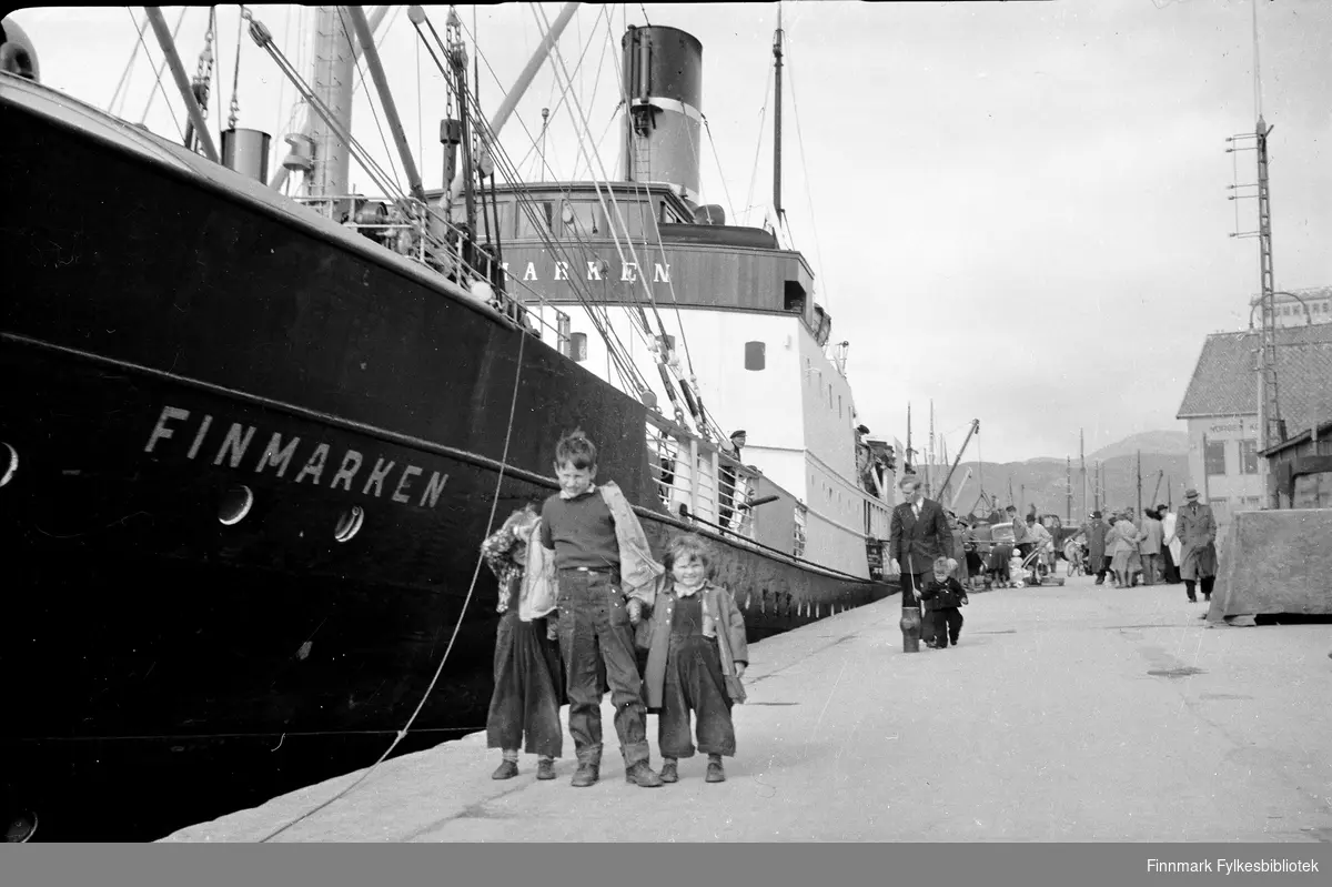 På tur nordover med "Finnmarken" i 1952. Odd Bjørnstad, Per Møller og Randi Bjørnstad.